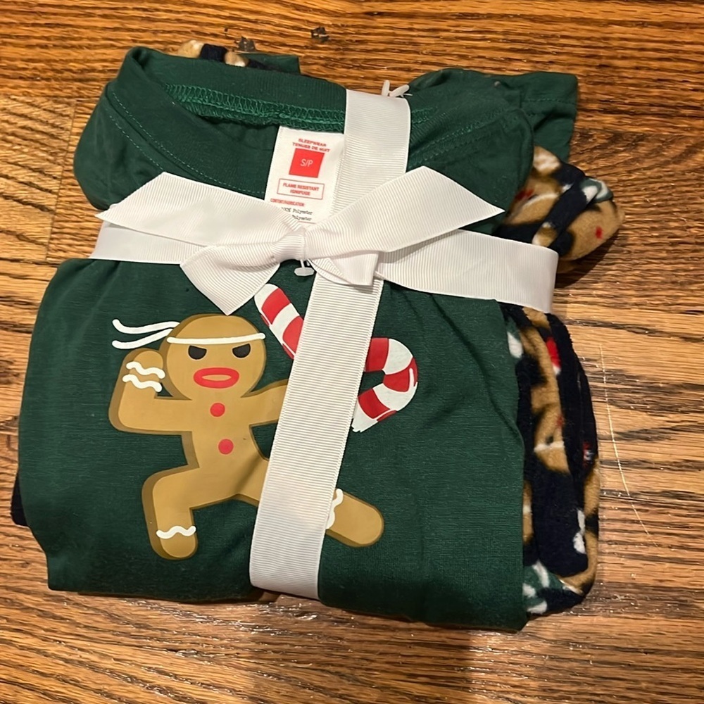 Gingerbread man ninja pajama set, fleece bottoms size small (4/5) NEW!